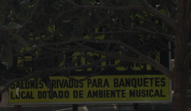 Histórico cartel del restaurante "EL TORREÓN" de Gavà Mar donde se anunciaba que el local disponía de AMBIENTE MUSICAL (25 de diciembre de 2007)